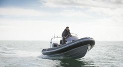 Prezent Nauka prowadzenia łodzi motorowej zdjęcie 3