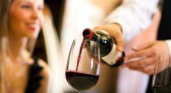 Kelner Serwujący Wino z Precyzją i Dbałością