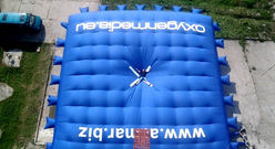Skok na poduchę kaskaderską - Stunt Jump