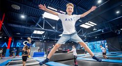 Chłopiec Skaczący na Trampolinach