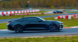 Czarny Chevrolet Camaro na Torze