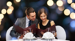 Zakochana Para z Menu podczas Wybierania Potraw w Restauracji
