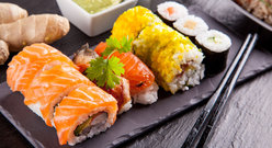 Kilka Rolek Sushi z Łososiem