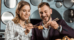 Zakochana Para podczas Kolacji Sushi.