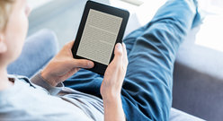 Mężczyzna Czyta Ebooka