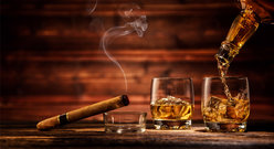Dwie Szklanki z Whisky i Cygaro