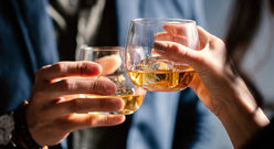 Dwoje ludzi degustuje whisky z lodem