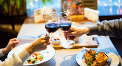Kieliszki Wina podczas toastu w restauracji