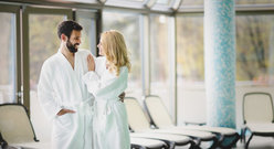 para w spa w ręcznikach hotelowych