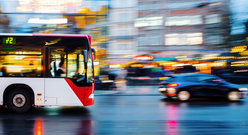 Autobus jedzie w mieście