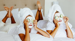 Dwie kobiety cieszą się pobytem w spa