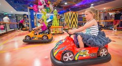 Dziewczynka W Zabawkowym Samochodziku