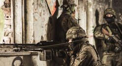 Grupa Mężczyzn Gra W Plenerze W Paintball Laserowy