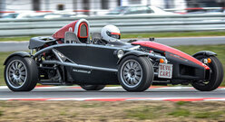 Bolid Ariel Atom podczas jazdy, Źródło: Devil Cars