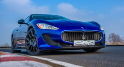 Przód Niebieskiego Maseratti Granturismo