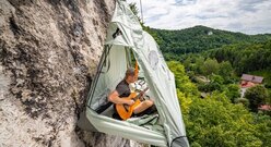 Mężczyzna Gra Na Gitarze W Namiocie Na Wysokości