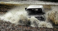 Terenowe Auto Jedzie Po Błocie
