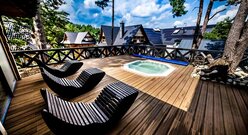 Jacuzzi na tarasie w Bacówce RADAWA & SPA