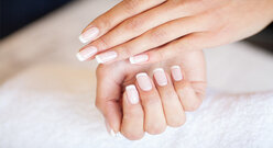jasny manicure francuski na dłoniach