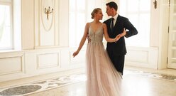 Kobieta w eleganckiej sukience patrzy na mężczyznę