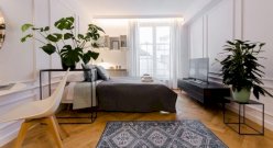 Wnętrze Apartamentu Z Łóżkiem I Stolikiem