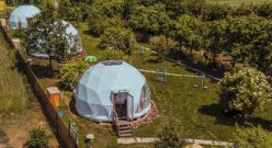 Glamping w Stacji Zieleniec w Nałęczowie