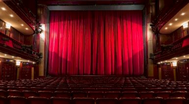 Wieczór w teatrze dla dwojga - prezent dla babci i dziadka